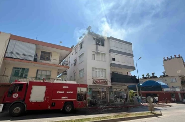 Antalya’da yangında ev sahibi ve bir itfaiye eri dumandan etkilendi 