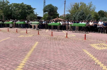 Antalya’daki feci kazada hayatını kaybeden aile son yolculuğuna uğurlandı