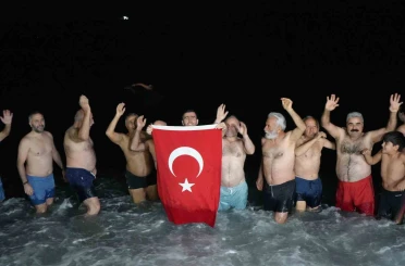 Antalya’de ritüel bozulmadı, deniz tutkunları 2026’ya da denizde girdi 