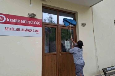 Antalya’nın Kemer ilçesinde bayram öncesi camilerde temizlik seferberliği 