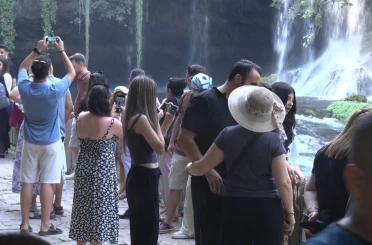Antalya’nın simgelerinden Düden Şelalesi, 2025’te yaklaşık 900 bin ziyaretçiyi ağırladı 