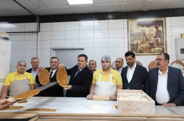 Antep lahmacunu tescilli tarifiyle pişirildi 