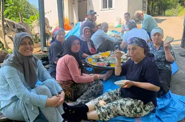 Apar topar İstanbul’a gittiler, yarım kalan fındık hasadını köylüler tamamladı
