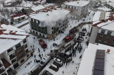 Apartman dairesinde yangın çıktı: 11 kişi dumandan etkilendi
