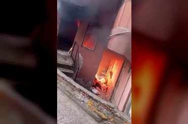 Apartman girişinde çıkan yangın söndürüldü 