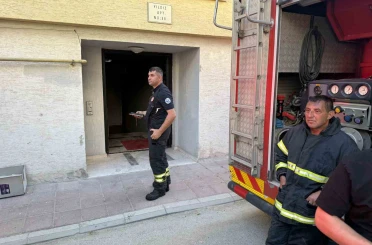 Apartman girişinde çıkan yangında 2 kişi dumandan etkilendi 