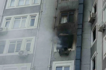Apartmanda yangın paniği: 5 kişi dumandan etkilendi 