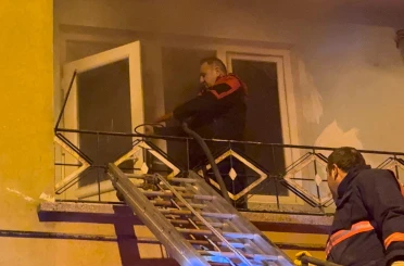 Apartmandaki yangında 10 kişi dumandan etkilendi