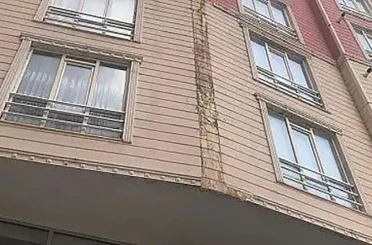 Apartmanın dış cephe kaplaması otomobilin üzerine düştü 
