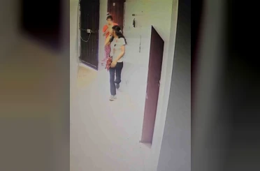 Apartmanın giriş kapısını zorlayan iki şüpheli kamerada 