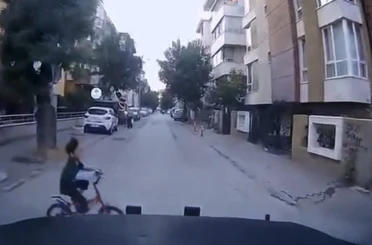 Ara sokaktan biranda çıkan çocuğa çarpmak üzereyken son anda durdu 