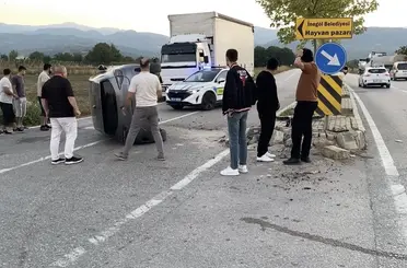 Ara sokaktan çıkan araca çarpmamak için refüje daldı… O anlar kamerada
