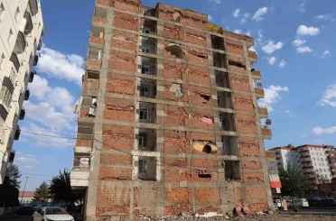 Araba geçerken bile sallanıyor: Yıkım esnasında ağır hasara dönüşen binanın sakinleri adına ’tam yargı’ davası açıldı 
