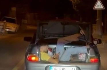 Araç bagajındaki tehlikeli yolculuk kamerada 