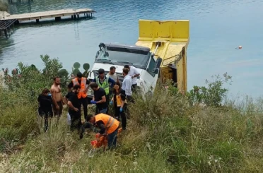 Araç ezilmekten son anda kurtuldu: Kamyon denize düştü, 2 kişi yaralandı 
