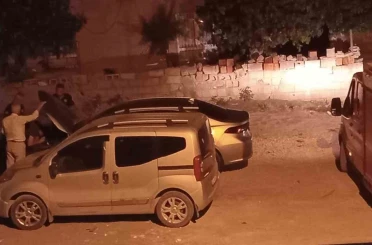 Araç motoruna giren kedi kurtarıldı 