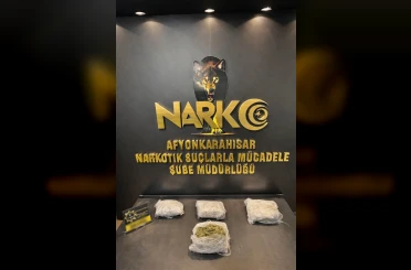 Aracın tamponuna zulalanmış uyuşturucu böyle bulundu 
