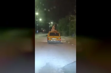 Aracın tavanında tehlikeli yolculuk 