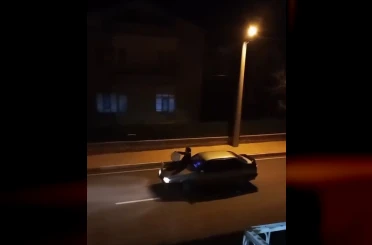 Aracın üzerine çıkan davulcu mahalleliyi sahura böyle uyandırdı 