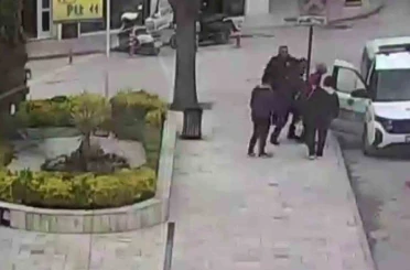 Aracından inip polis otosunun önüne geldi, hayatını Heimlich manevrasıyla polisler kurtardı 