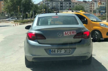 Aracının arkasına ‘acemi’ yazıp trafiğe çıktı
