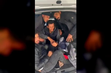 Aracıyla tıka basa göçmen taşıyan insan taciri tutuklandı 