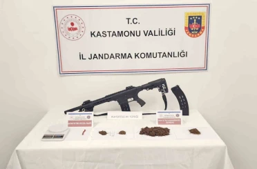 Araçta binlerce sentetik ecza hapla yakalanan sanıklardan biri tahliye edildi 