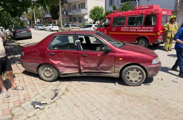 Araçta sıkışan 3 yaralıyı itfaiye kurtardı 