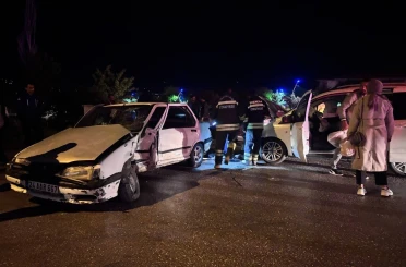 Araçta sıkışan yaralıyı itfaiye kurtardı 