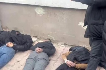 Aranan şahıs yakalanacağını anlayınca arkadaşlarıyla polise direndi