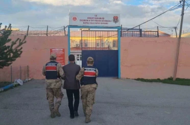 Aranan şahıslar Jandarmadan kaçamadı 
