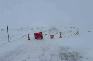 Ardahan-Ardanuç kara yolu kar ve tipi nedeniyle ulaşıma kapatıldı 