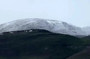 Ardahan’da dolu yağışı sonrası dağlar beyaza büründü 