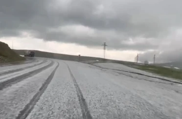 Ardahan’da dolu yağışı yolu beyaza bürüdü 