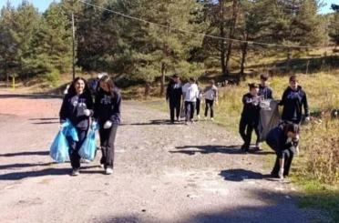 Ardahan’da öğrenciler orman temizledi 