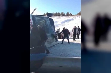 Ardahan’dan gelen yolcu otobüsü Susuz’da devrildi: 17 yaralı