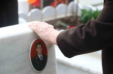 Arefe gününde Cebeci Askeri Şehitliği’ni ziyaret eden aileler şehitlerin kabirleri başında dua etti 