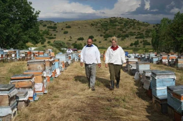 Arıların izinde bir ömür: Karavan desteği gezgin arıcı aileye nefes oldu 