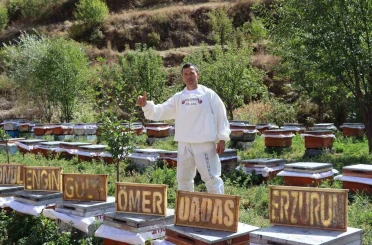 Arılarına yazmayı öğretti 