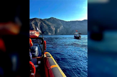 Arızalanan balıkçı teknesini Kıyı Emniyet ekipleri kurtardı 