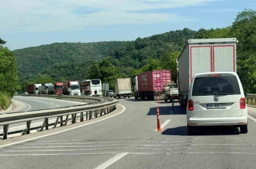 Arızalanan otomobil, Yalova-Bursa karayolunu kitledi 