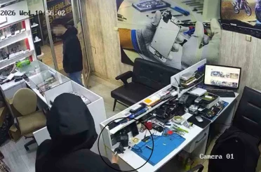 Arkadaşının ‘kamera var’ demesine aldırış etmeyen hırsız telefonu çaldı 