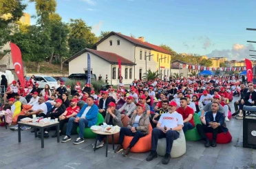 Arnavutköy’de binlerce kişi milli maç heyecanını dev ekranlarda yaşadı 