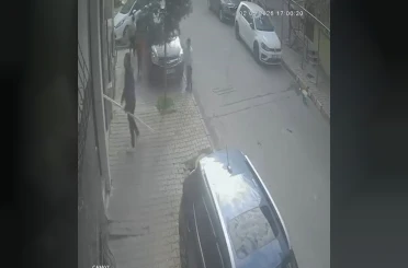 Arnavutköy’de dehşet anları: Çocuklara saldırdı, bina sakinlerine bıçak çekti 