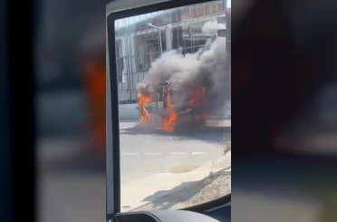 Arnavutköy’de servis minibüsü alev alev yandı 