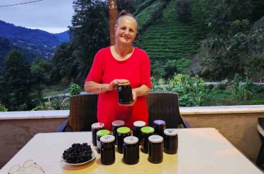 Artvin’de asırlık gelenek sürüyor: Kadınlar kışa üzüm pekmeziyle hazırlanıyor 