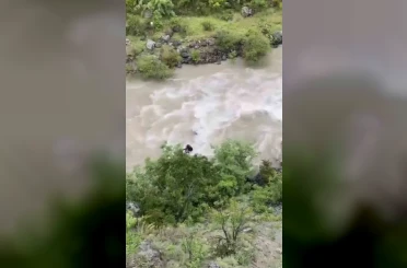 Artvin’de bir otomobil Çoruh Nehri’ne düştü; baba ile oğlu aranıyor 