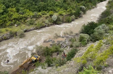 Artvin’de dereye düşen aracı sudan çıkartmak ve baba ile oğlunu bulmak için çalışmalar sürüyor 