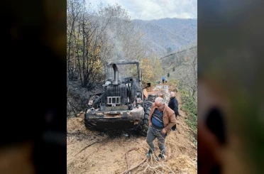 Artvin’de iş makinesi alev aldı 