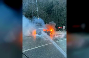 Artvin’de seyir halindeki araç alev aldı 